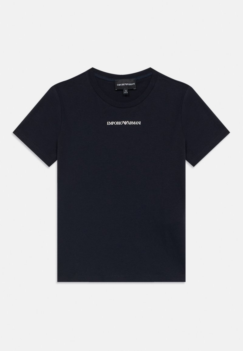 Tengerészkék pamut póló, kerek nyakkal, rövid ujjal, fehér "Emporio Armani" logóval a mellrészen. Nincs mintázat vagy díszítés.