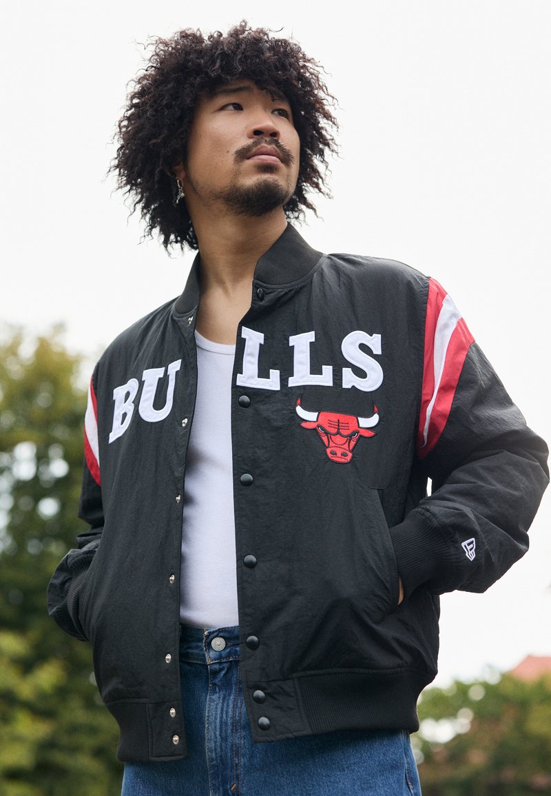 New Era NBA CHICAGO BULLS PANEL BOMBER - Klubu apģērbs - black/red