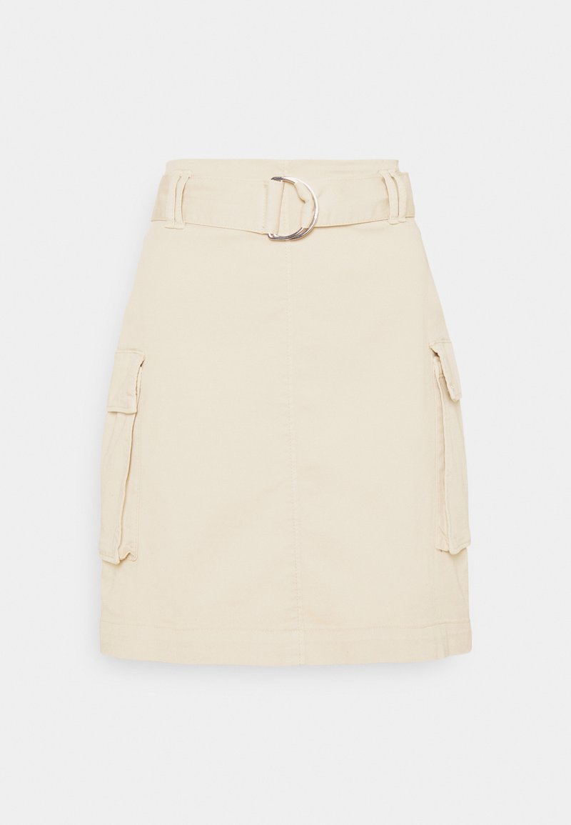 Jupe beige longueur genou avec grandes poches latérales et ceinture assortie avec boucle D en argent.
