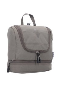 Zaino in tessuto grigio con superficie testurizzata, manico superiore, due compartimenti con zip e un logo sobrio impresso sulla parte anteriore.
