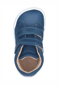 Blaue Lederschuhe mit zwei Klettverschlüssen, einem strukturierten Netzinnenfutter und einer weißen Gummisohle. Sie verfügen über eine abgerundete Zehenpartie und eine Innenpolsterung.