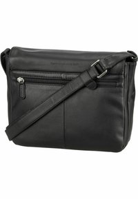 Bolso de hombro de piel negra con correa ajustable, bolsillo frontal con cremallera, textura suave, diseño elegante y branding sutil en relieve.