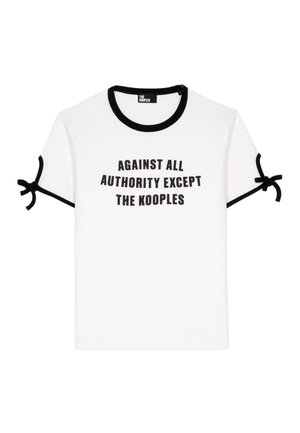 Valkoinen puuvillainen t-paita, jossa mustat yksityiskohdat, lyhyet hihat, joissa nauhat, ja rohkea musta teksti, jossa lukee "AGAINST ALL AUTHORITY EXCEPT THE KOOPLES."