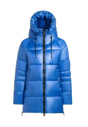 Blau gesteppte Daunenjacke mit hohem Kragen, schwarzem Frontreißverschluss, Kordelzugkapuze und Seitentaschen, auf weißem Hintergrund dargestellt.