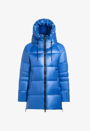 Blau gesteppte Daunenjacke mit hohem Kragen, schwarzem Frontreißverschluss, Kordelzugkapuze und Seitentaschen, auf weißem Hintergrund dargestellt.