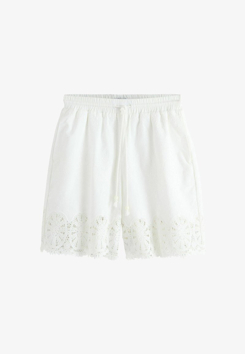 Shorts blancs pour femmes avec taille élastique, cordon de serrage, poches latérales et bordure en dentelle fleurie le long de l'ourlet.