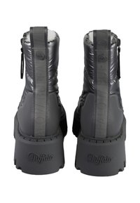 Bottes basses grises de style doudoune avec une exterior matelassée, une semelle en caoutchouc et un logo "Buffalo" en relief à l'arrière du talon et sur la sangle.