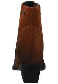 Stivaletto in suede marrone con tacco nero, caratterizzato da un piccolo logo e una texture liscia. Progettato con una silhouette elegante e dettagli minimi.