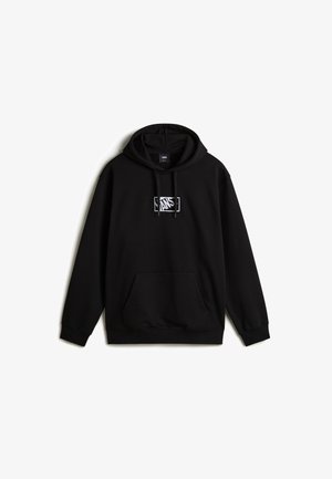 Schwarzer Hoodie aus Baumwolle, mit einer vorderen Kängurutasche, Kapuze mit Kordelzug und einem grafischen Logo auf der Brust. Weicher Stoff.