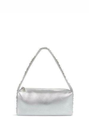 Bolso de mano de cuero plateado con un diseño estructurado, cierre de cremallera y un asa delgada adornada con pequeños detalles decorativos a lo largo del borde.