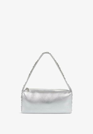 Zilveren leren handtas met een gestructureerd ontwerp, ritsafsluiting en een slanke handgreep versierd met kleine decoratieve accenten langs de rand.