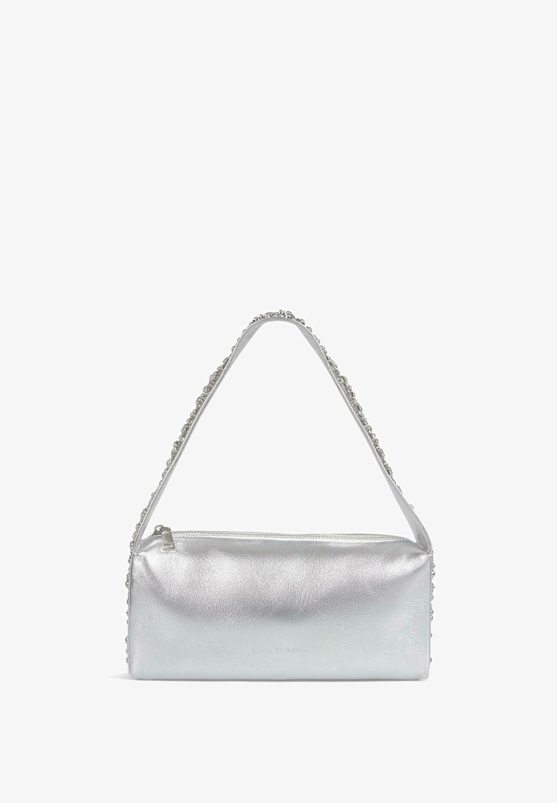 Srebrna skórzana torebka o zorganizowanej konstrukcji, z zapięciem na zamek i smukłym uchwytem ozdobionym małymi akcentami dekoracyjnymi wzdłuż krawędzi.