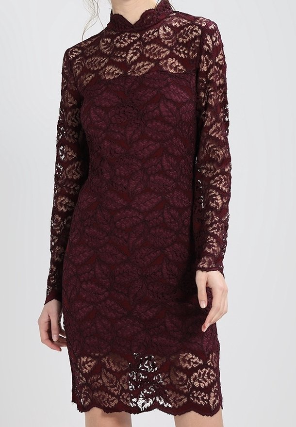 Burgundské krajkové šaty s dlouhými rukávy a vysokým výstřihem, zdobené vzorem listů a zvlněným lemem. Mírně průhledná textura.