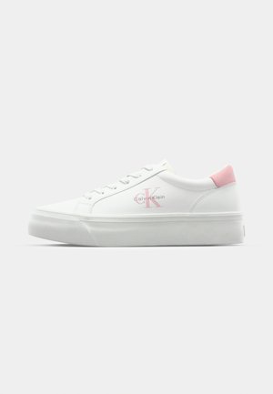 Witte leren sneaker met een roze accent op de hiel, platte zool en roze logo aan de zijkant. Voorzien van zes veterogen en vetersluiting.