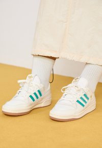 Nepasirinkta, cloud white/active green/sandy pink