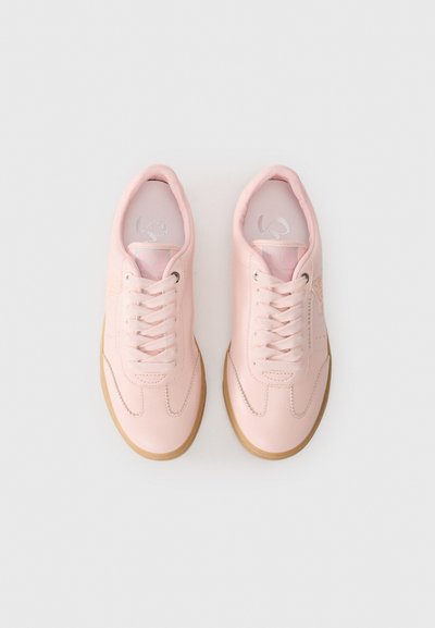 Sneaker rosa chiaro con tomaia in sintetico liscio, lacci bianchi, accenti laterali testurizzati e suola in gomma naturale.