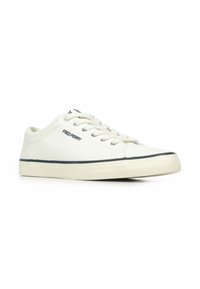 Sneakers bianchi in tela con accenti blu, punta rotonda e allacciatura frontale. Presentano il logo "FRED PERRY" sul lato e una suola in gomma di contrasto.