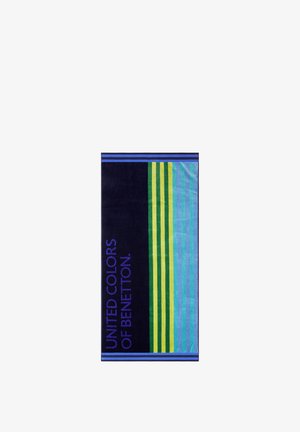Asciugamano a righe blu e verdi con una texture vellutata e la scritta "UNITED COLORS OF BENETTON" in bold viola su sfondo scuro.
