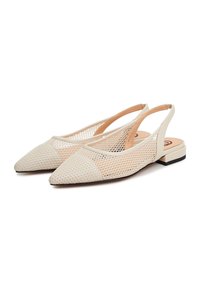 Scarpe slingback con punta affusolata, realizzate in materiale a rete color crema, con suola piatta e un accento beige in contrasto sulla punta.