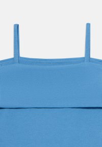 Blaues, geripptes, ärmelloses Top mit dünnen Trägern, das ein enganliegendes Design und eine weiche Textur aufweist. Keine zusätzlichen Muster oder Hardware sichtbar.