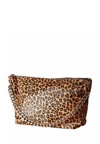 Leopardprint leren clutch bag met een rits, voorzien van een zilveren kettingband en een gestructureerde, vachtachtige afwerking.
