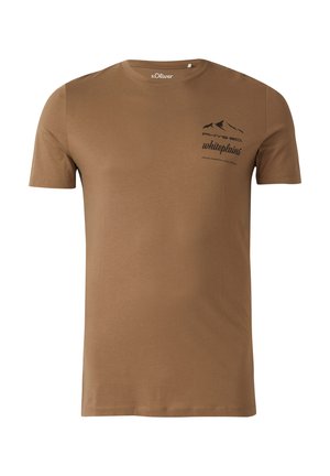 Brązowy t-shirt z krótkim rękawem i okrągłym dekoltem, z małym czarnym nadrukiem góry i napisem "PHYS EQ. whiteplains" na lewej stronie klatki piersiowej.