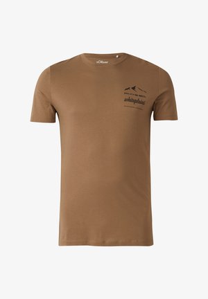 Brązowy t-shirt z krótkim rękawem i okrągłym dekoltem, z małym czarnym nadrukiem góry i napisem "PHYS EQ. whiteplains" na lewej stronie klatki piersiowej.