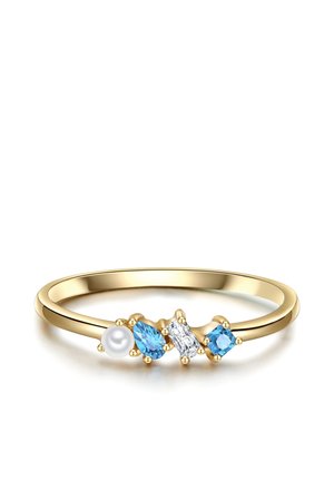 Guld ring med en hvid perle, to blå ædelstene og en klar rektangulær ædelsten sat i række på båndet.