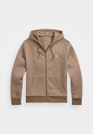 Bruine hoodie met ritssluiting, koordjes, voorzakken en een klein wit geborduurd logo op de linkerborst.