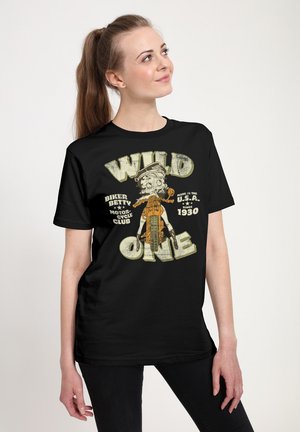 Sort t-shirt med et grafisk design med ordene "WILD ONE" og "Biker Betty Motorcycle Club" i falmede farver, der viser en vintage stil.