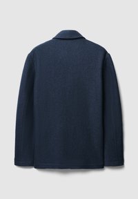 Marineblauer Mantel aus einem strukturierten Wollgemisch, mit klassischem Kragen und geradem Schnitt. Die Rückansicht zeigt klare Linien und keine sichtbaren Verschlüsse.