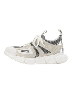 Sneaker mit einem Mesh-Obermaterial in Beige und Silber, mit schwarzen Akzenten, abgerundetem Zehenbereich, gepolsterter Sohle und Schnürdesign. Reflektierende Details sind vorhanden.