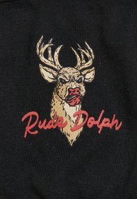 Svart tyg med en broderad älghuvud med horn, stirrande ögon, röda läppar och texten "Rude Dolph" i röd kursiv under.