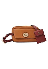 Borsa a tracolla in pelle color nocciola e bordeaux con finitura testurizzata, accessori in oro, una tasca frontale e portacarte staccabile.