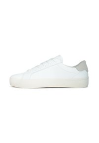 Sneaker bianche in pelle liscia con accento in suede grigio sul tallone, punta rotonda, design con lacci e suola in gomma texturizzata.