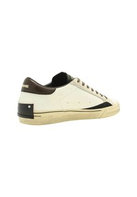 Sneaker bianco con punta in suede beige, dettagli neri sul tallone e suola in gomma texture. Presenta un tallone in pelle marrone e lacci color cammello.