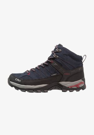 Scarpe da trekking mid-top in blu navy, realizzate in materiale impermeabile. Presentano un design in mesh nero testurizzato, dettagli rossi e una suola robusta per una buona trazione.