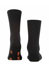 Calcetines negros acanalados con refuerzo en el talón y en la punta, que presentan un detalle en texto naranja brillante cerca del tobillo. Material suave, de longitud media hasta la pantorrilla.