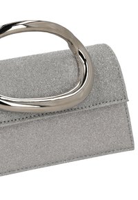 Kimaltava hopeinen iltalaukku, jossa sileä pinta ja kiiltävä metallinen lenkkikahva. Minimalistinen muotoilu ja litteä suljin.