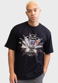 Redefined Rebel WILLIAM TEE BOXY FIT GOTS - Print T-shirt - black