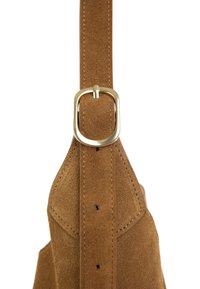 Sangle de sac en daim marron avec une boucle en métal doré et des détails de couture, présentant une texture lisse et une coupe en biais au point de fixation.