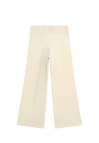 Spodnie z szerokimi nogawkami w jasnobeżowym materiale, z prążkowanym paskiem w talii, dwoma przednimi przeszyciami i gładką teksturą.