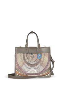 Sac à main en cuir marron avec poignées supérieures et bandoulière amovible, présentant un motif de carte vintage circulaire multicolore sur le panneau avant.