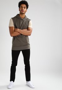Urban Classics OPEN EDGE SLEEVELESS HOODY - Trükipildiga T-särk - olive