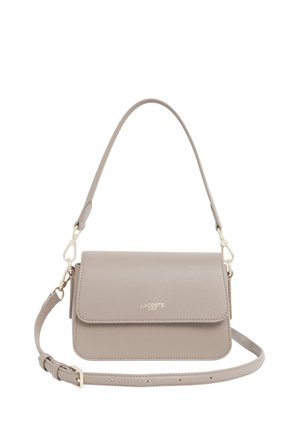 Sac à main rectangulaire en cuir beige clair avec fermeture à rabat, deux anses dont une bandoulière réglable et logo Lacoste Paris doré.