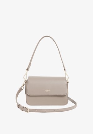 Borsa a mano rettangolare in pelle beige chiaro con chiusura a patta, due manici tra cui tracolla regolabile e logo Lacoste Paris color oro.