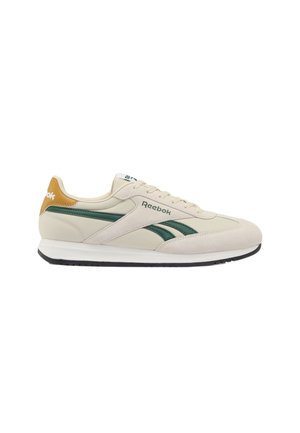 Zapatilla Reebok beige y verde con detalles de ante, suela blanca, parche marrón en el talón y logo de Reebok en el lateral y el talón.
