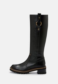 Stivale in pelle nera alto fino al ginocchio con punta rotonda, tacco quadrato, fibbia decorativa e accento ad anello dorato, cuciture dettagliate e suola robusta.