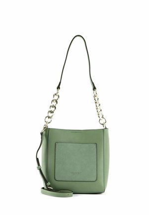 Sac à main en cuir vert avec poche avant, chaîne dorée et sangle d'épaule ajustable sur fond blanc.
