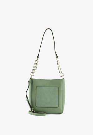 Sac à main en cuir vert avec poche avant, chaîne dorée et sangle d'épaule ajustable sur fond blanc.